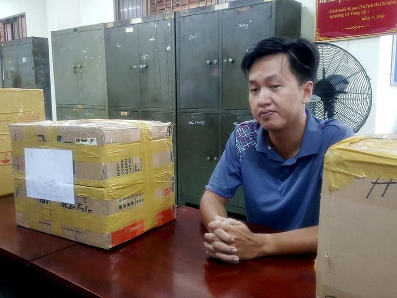 Do thua cá độ, Tuấn giả nhân viên ngân hàng đến các công ty mua các sản phẩm công nghệ đắt tiền nhằm chiếm đoạt 